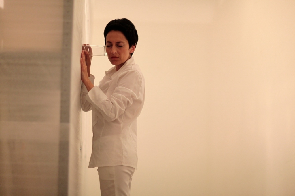 La artista María José Arjona durante la presentación de su performance. (Foto: E